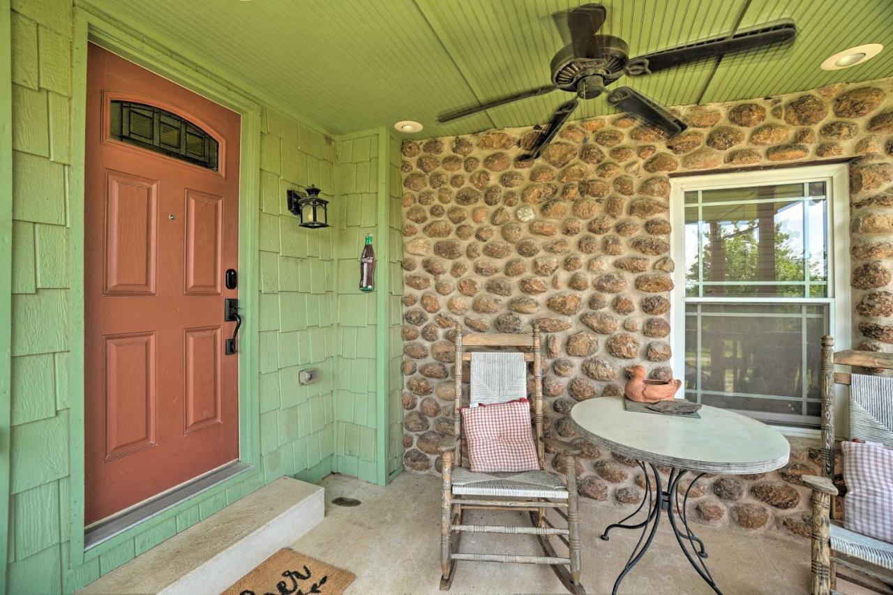 Charming Hilltop Cottage In Medicine Park! Exterior photo