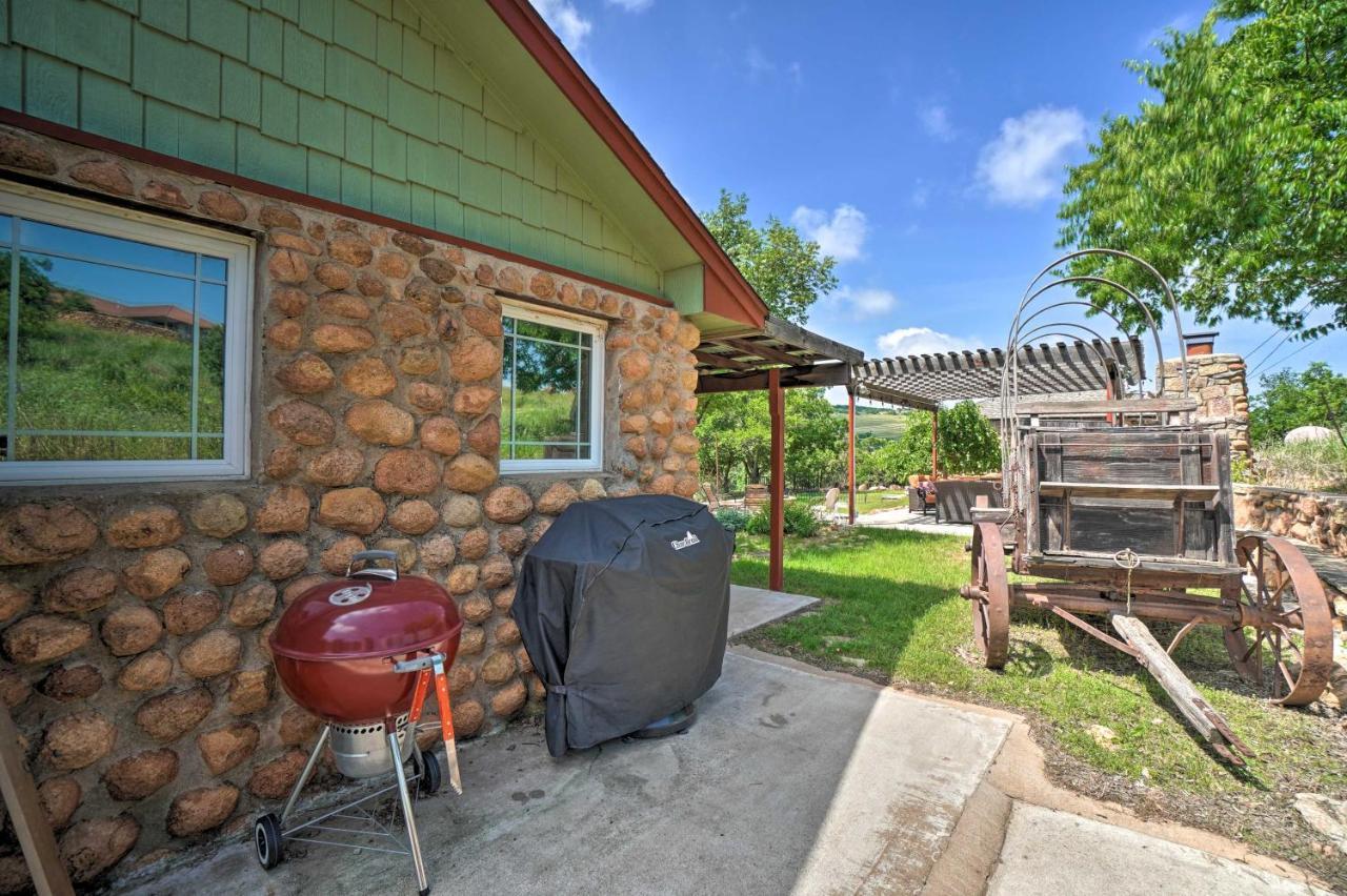 Charming Hilltop Cottage In Medicine Park! Exterior photo