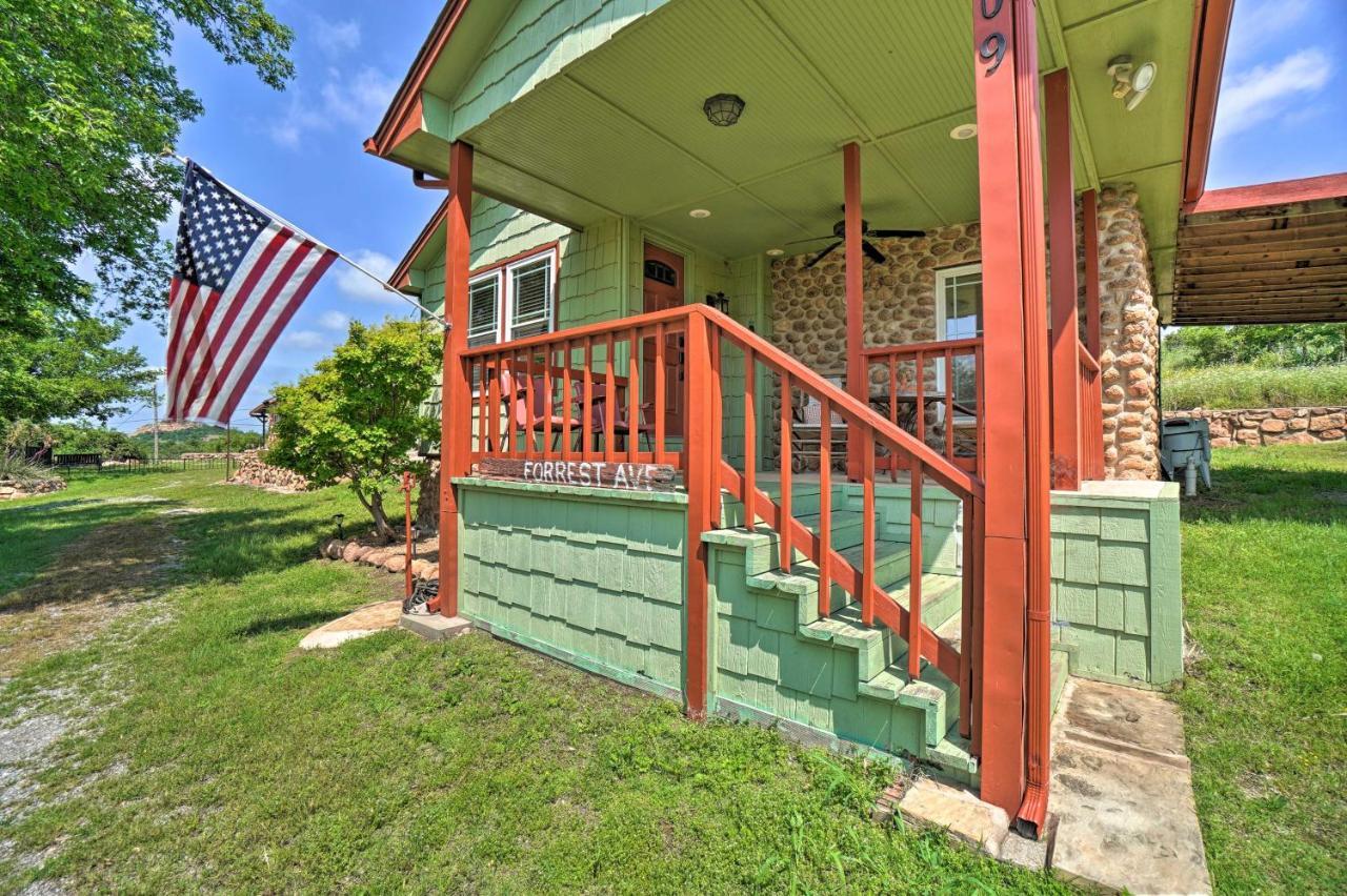 Charming Hilltop Cottage In Medicine Park! Exterior photo