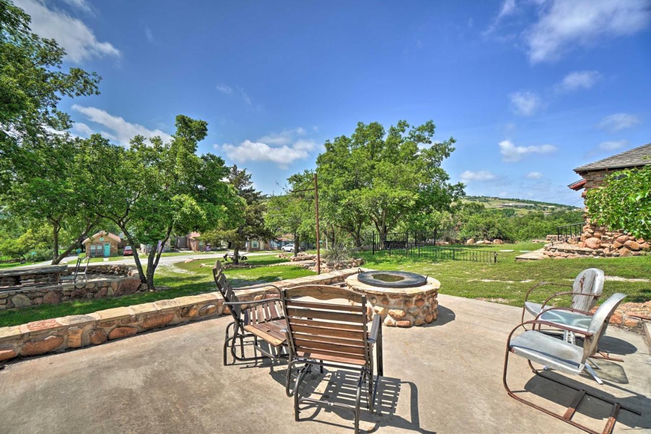 Charming Hilltop Cottage In Medicine Park! Exterior photo