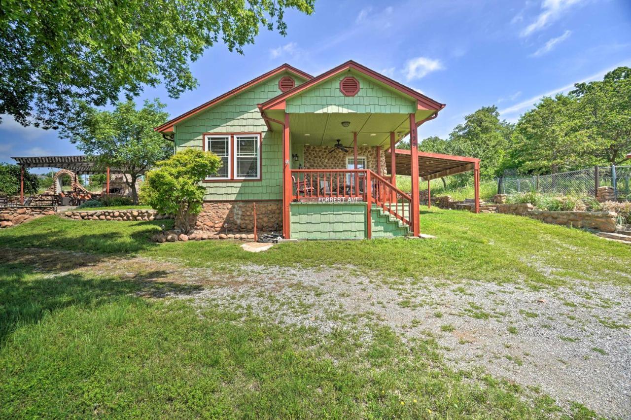 Charming Hilltop Cottage In Medicine Park! Exterior photo